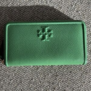 **LIKE NEW** Tory Burch McGraw zip around full size wallet in beautiful green